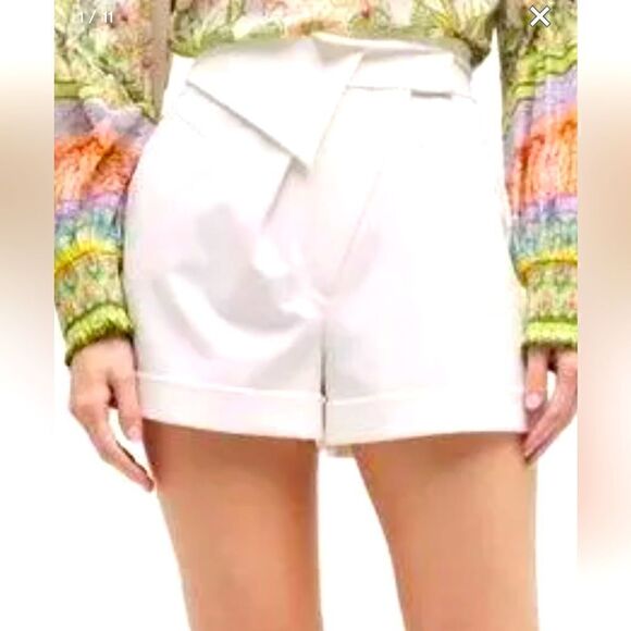 Alice & Olivia Chad Asymmetrical Short In White size 12 NWT - Picture 1 of 10